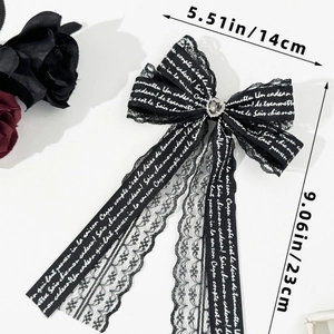 Détail d'un nœud de cheveux en dentelle noire gothique avec strass en forme de cœur