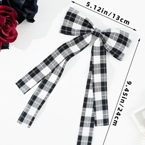 Détail du nœud papillon à carreaux noir et blanc avec dimensions 13cm par 24cm chic