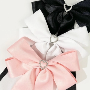 Détails des barrettes à nœud en satin noir, blanc et rose avec strass en forme de cœur