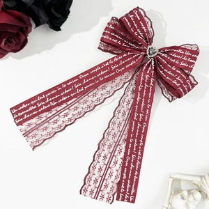 Détail de la pince à cheveux noeud rouge bordeaux avec strass coeur et dentelle chic