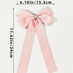 Pince à cheveux en satin rose avec strass en cœur montrant 15,5 cm de large et 29 cm