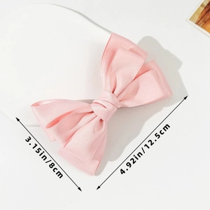 Dettaglio del fiocco in raso rosa per capelli con misure di 12,5 cm x 8 cm per donne
