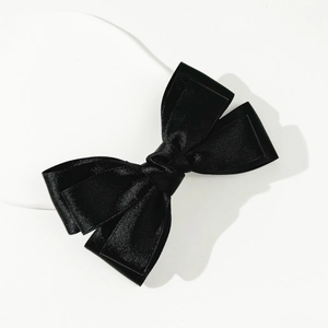 Elegante fermaglio per capelli in raso nero con fiocco doppio e consistenza setosa