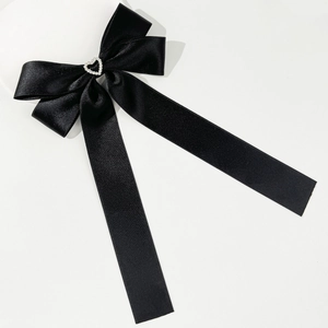 Barrette à cheveux élégante en satin noir avec boucle cœur perle et longs rubans