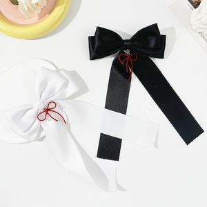 Elegante Satin-Schleifen-Haarspangen in Schwarz und Weiß mit rotem Kordel-Anhänger