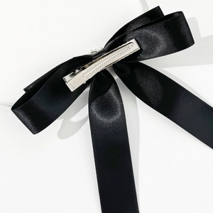Detailansicht der schwarzen Satin-Haarschleife mit silberner Metall-Entenschnabelklemme