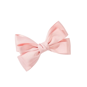 Elegante fermaglio per capelli in raso rosa a doppio strato con texture setosa