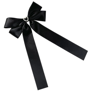 Barrette nœud en satin noir avec strass en cœur et longs rubans sur fond blanc