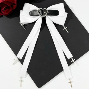 Barrette nœud en satin blanc gothique avec lanière cuir, anneau cœur et croix argentées