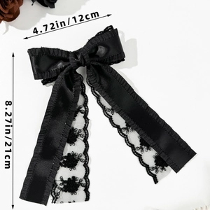 Détail du nœud papillon en dentelle noire avec rubans et dimensions de 21cm de long