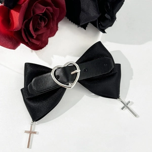 Détail du nœud papillon gothique en satin noir avec boucle cœur et pendentifs en croix