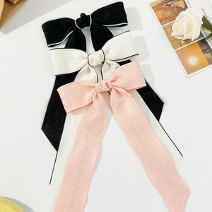Elegante fermaglio per capelli a fiocco con nastri lunghi nero, bianco e rosa jacquard
