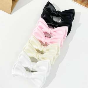 Lot de quatre barrettes à nœuds en satin noir, rose, beige et blanc pour femmes