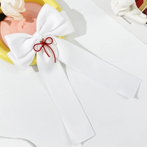 Eleganter weißer Haarslip mit Schleife, langen Bändern und rotem Schnurdetail