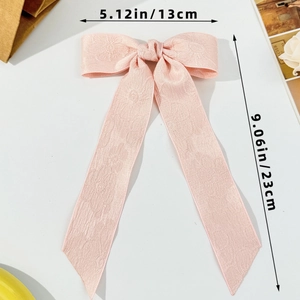 Dettaglio del fiocco rosa con motivo floreale jacquard, dimensioni 13 cm per 23 cm