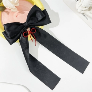 Eleganter schwarzer Satin-Haarclip mit langen Bändern und rotem Anhänger für Damen