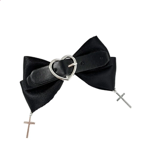 Barrette punk gothique avec nœud noir, pendentifs croix argentés et boucle cœur