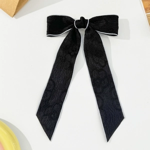 Elegante fermaglio per capelli a fiocco nero con cuciture bianche e tessuto jacquard