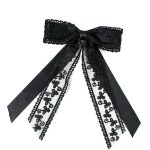 Eleganter Haarschleife-Clip aus schwarzer Spitze und Satin mit zarten floralen Texturen