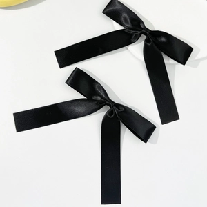 Paire de barrettes à nœud en satin noir brillant au design de style ballet minimaliste