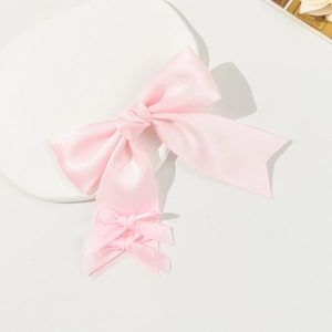 Eleganter rosa Satin-Haarclip mit Schleife und langen Bändern auf weißem Display