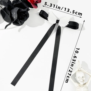 Détail d'un nœud gothique en ruban noir avec ailes d'ange blanches, longueur 27 cm