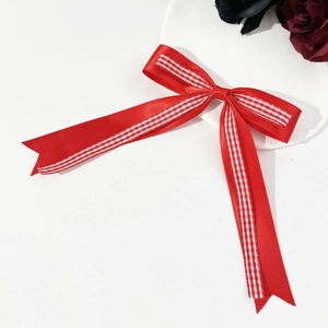Barrette à cheveux à double nœud rouge à carreaux avec rubans sur fond blanc élégant