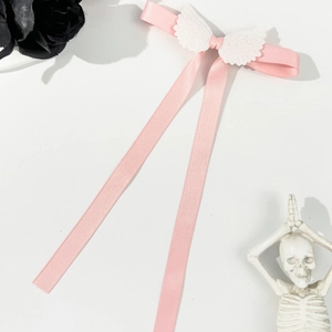 Barrette à nœud rose avec ailes d'ange pour une coiffure style balletcore douce