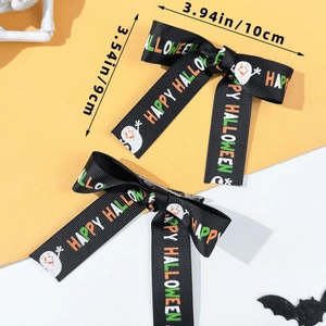 Détail de pinces à cheveux d'Halloween avec texte Happy Halloween et motifs fantômes sur ruban