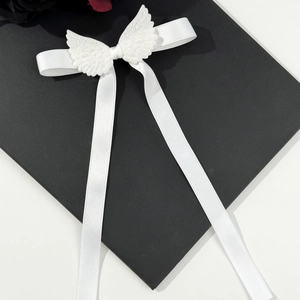 Barrette ailes d'ange blanches avec longs rubans en satin pour un style balletcore