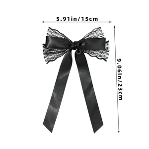 Détail montrant les dimensions du nœud de cheveux en dentelle noire avec rubans satin