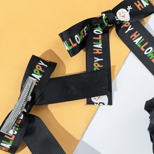 Détail de la barrette Halloween avec nœud imprimé Happy Halloween et motifs fantômes