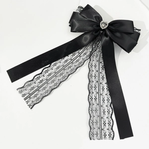 Détail de pince à cheveux gothique en dentelle noire avec cristal cœur et rubans