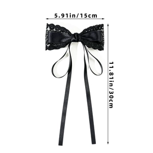 Détail de la pince à cheveux noeud en dentelle noire montrant les dimensions 15cm par 30cm