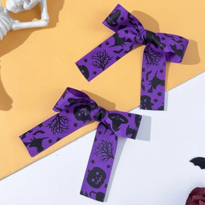 Gros plan de nœuds Halloween violets avec motifs de citrouilles sur un fond contrasté