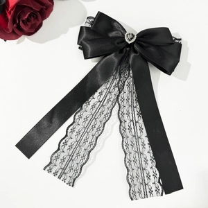 Barrette nœud gothique en satin noir avec strass cœur et longs rubans en dentelle