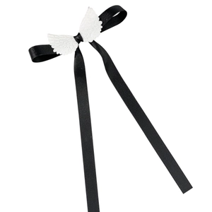 Barrette à cheveux nœud en satin noir avec décor central en ailes d'ange blanc