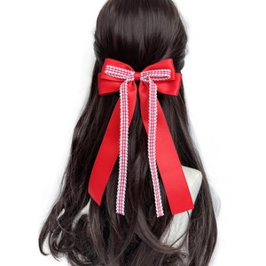 Barrette à nœud rouge élégante avec rubans et dentelle sur de longs cheveux
