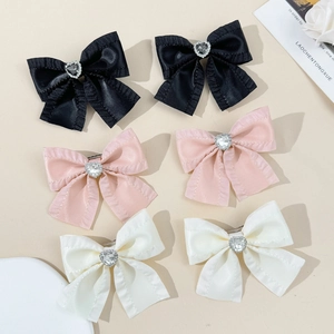 Set mit Strass-Herz Schleifen Haarspangen in Schwarz, Rosa und Weiß für Mädchenfrisuren