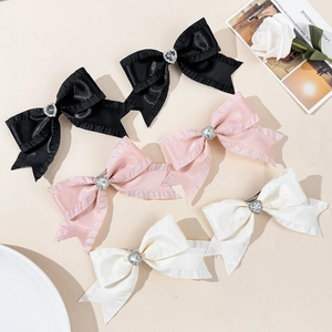 Set di sei fermagli per capelli a fiocco in raso con cuore di cristallo in tre colori