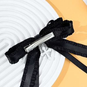 Detail der schwarzen Satinschleife Haarspange mit Silberkreuz und Metall Entenschnabelclip