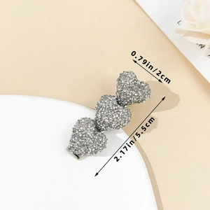 Vue détaillée de la barrette coeur argentée scintillante avec strass et dimensions