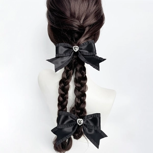 Set di due fiocchi per capelli in raso nero con bordi a balze e strass a forma di cuore