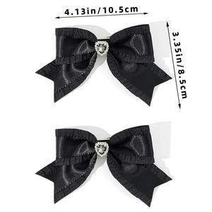 Dettaglio dei fermagli per capelli a fiocco in raso nero con strass a cuore e misure