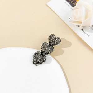 Pince à cheveux étincelante avec cœurs et strass gris foncé pour un style élégant