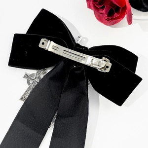 Barrette gothique en velours noir avec pendentif croix celtique et longs rubans