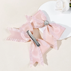 Fermagli per capelli a fiocco in raso rosa con strass a cuore e bordi increspati
