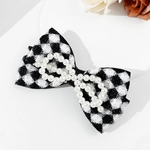 Barrette à cheveux à carreaux noirs et blancs avec un design élégant de perles
