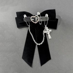 Détail de la pince à cheveux noeud en velours noir gothique avec croix et épingles