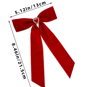 Vue détaillée du nœud en velours rouge avec strass en cœur et dimensions de l'accessoire